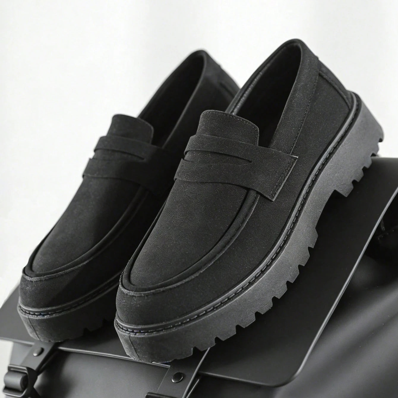 New Designer Casual Shoes Men's Slip On Loafers Preppy Comfortable Business Commute Outdoor Men Sneakers Suede Leather Shoes